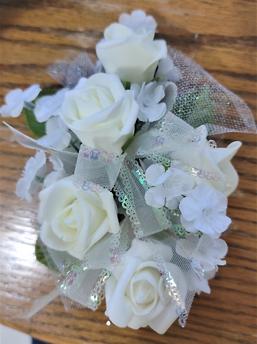 White Spray Roses Linear Wristlet Corsage w/Baby\'s Breath